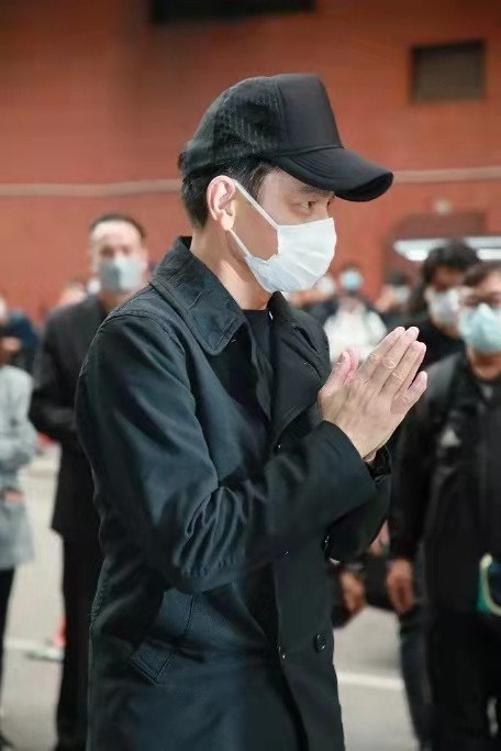 吴孟达|吴孟达葬礼巨星云集！周星驰身材消瘦不少，刘德华穿低裆裤太随意