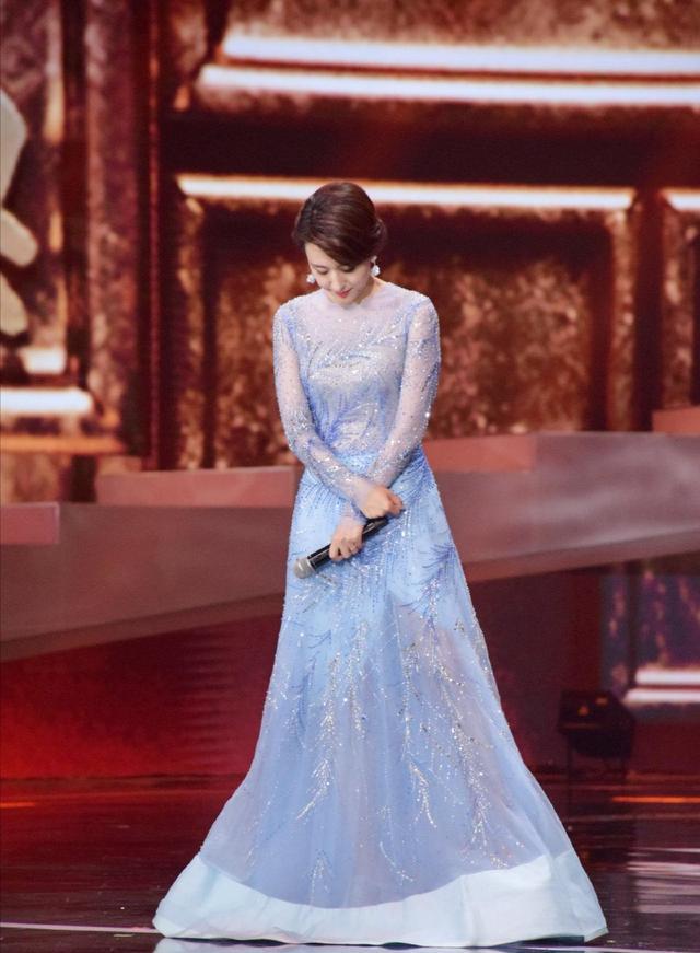 短发|又被张蕾的气质惊艳到，一袭花苞裙优雅又端庄，波波头短发超减龄