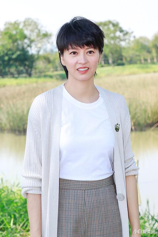 小白爱美搭|梁咏琪随拍“田园游客照”，穿格子裤好显腿长，暖秋氛围感拉满