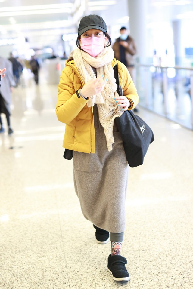 周迅|周迅私下里哪像个女明星，穿着和普通人没啥区别，看着挺保暖的