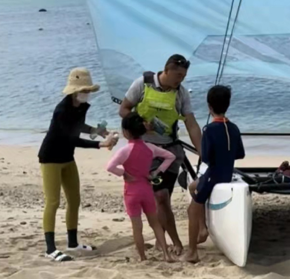 章小蕙|孙俪全家游玩！她秋裤外穿土出新高度，等等晒成黑炭小花霸气全开