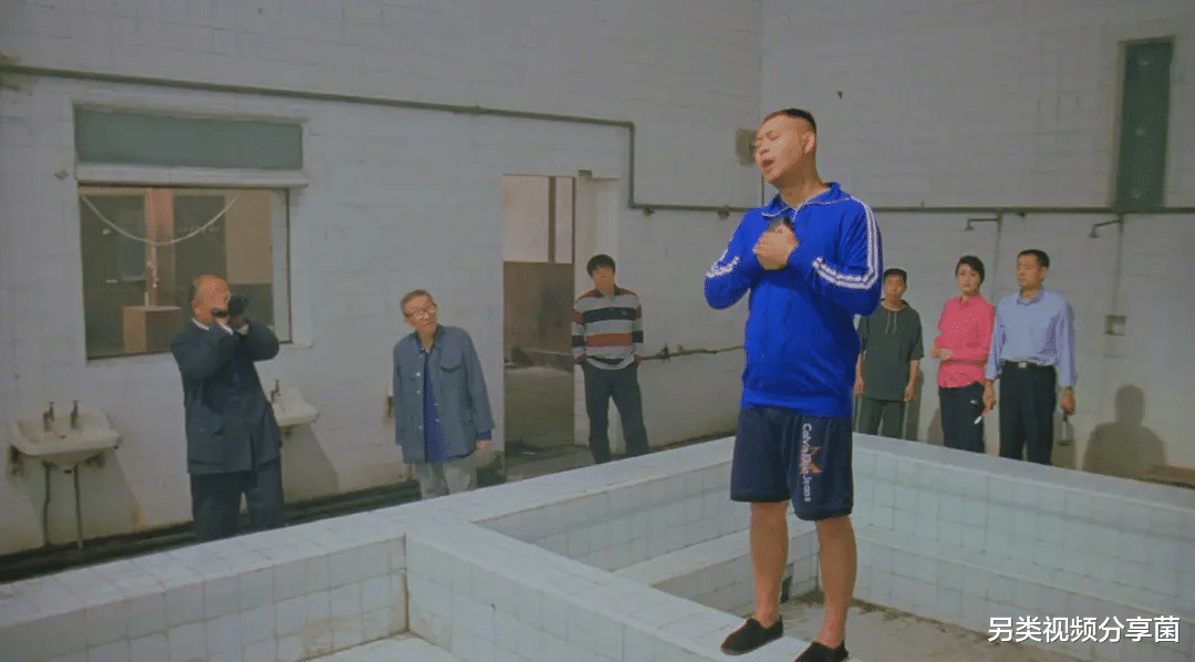 鸡蛋|濮存昕与姜武主演的电影《洗澡》，煽情有余但剧情略有些杂乱