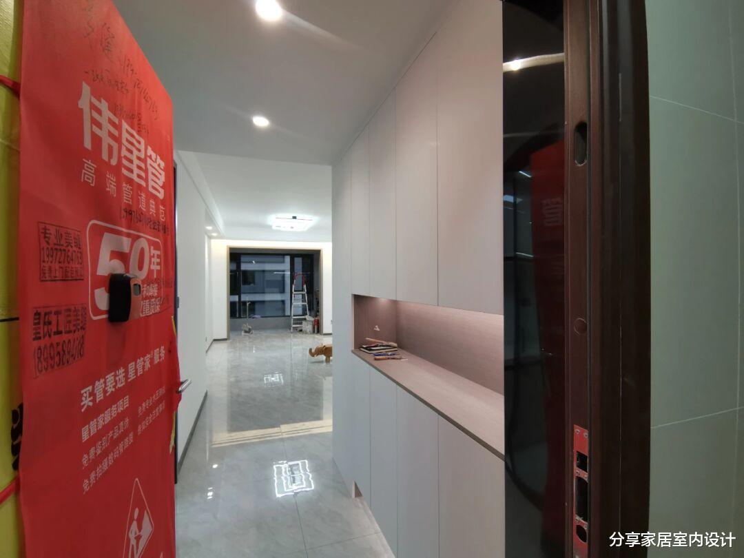 普通人家的装修，不做电视墙，设计嵌入式的衣柜非常实用！