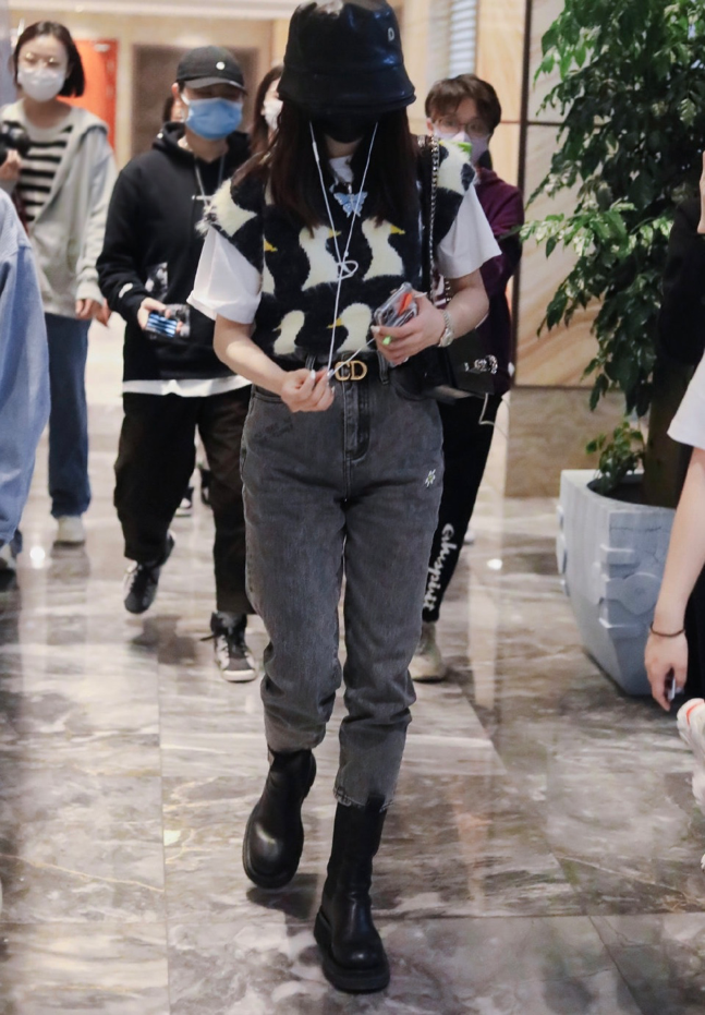 吴宣仪|吴宣仪一改甜美范儿，大胆尝试酷帅风格，短发造型时尚又有气场