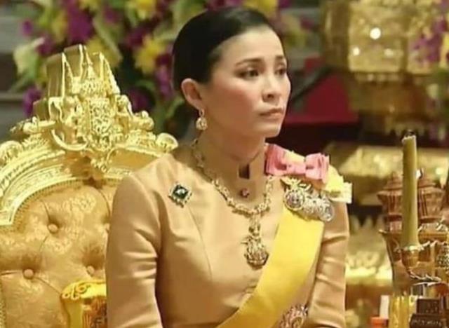 苏提达|苏提达重回王室闹情绪,羡慕泰王独宠提拉蓬,私下不给玛哈好脸色