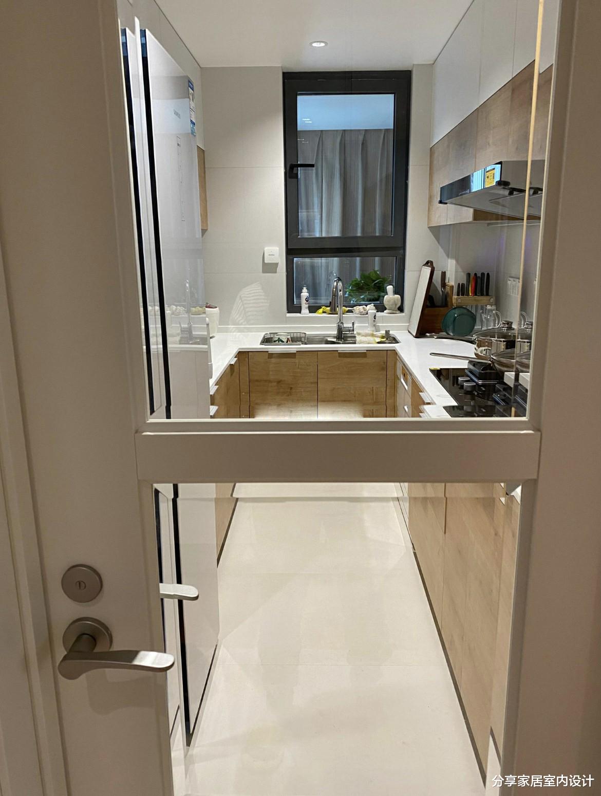 她家小三房，不豪华但很实用，全屋定制的柜子非常满意，分享一下