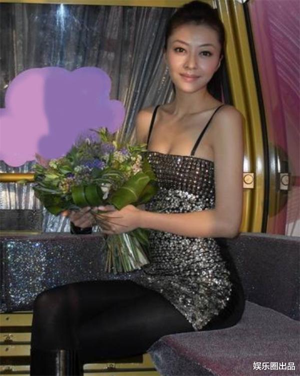 毒贩|熊黛林早期工作照曝光，穿吊带裙搭配黑丝袜，被指造型太狂野