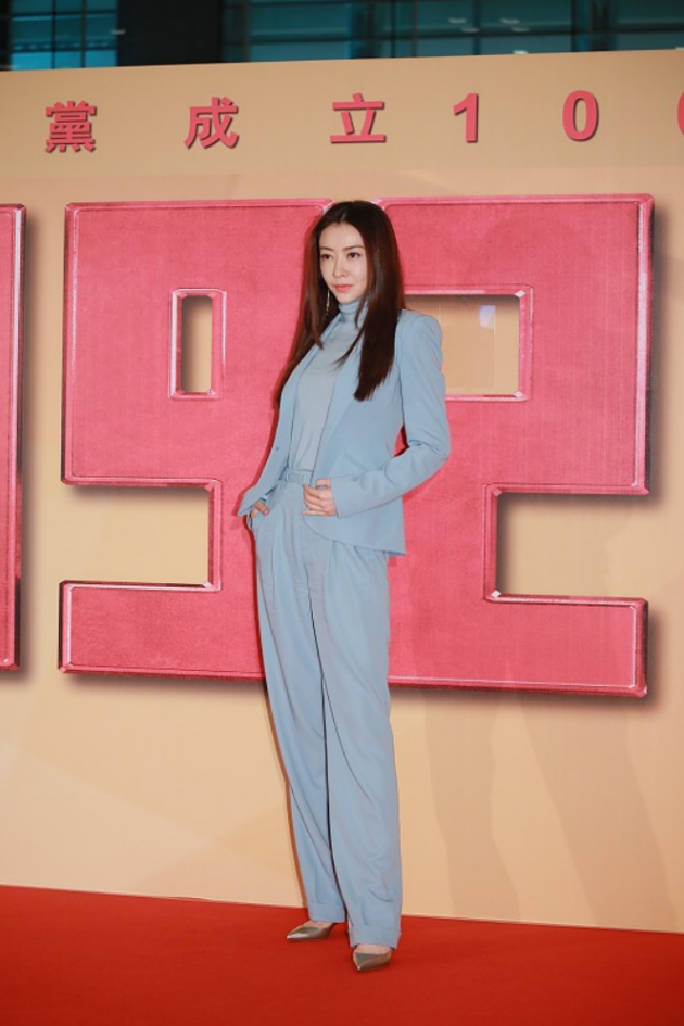 熊黛林|熊黛林可真高，常规西装穿她身上跟短款一样，凹出二八比例太抢眼