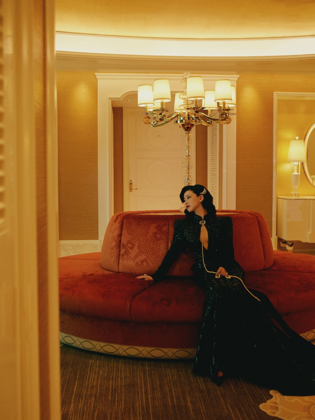 朱珠|朱珠产后三个月晒身材！胸口开衩露事业线，身形纤瘦不见一点胖