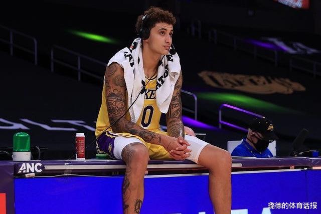 库兹马|12中8，湖人19分惨败库兹马仍该夸，老詹也有了自己的罗德曼