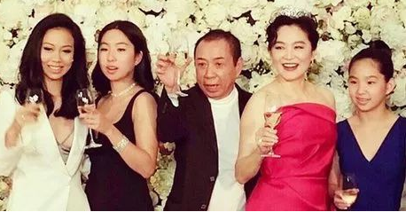 林青霞|谢贤前妻和闺蜜聚会!妆容精致贵气逼人,林青霞手链镶满钻太吸睛