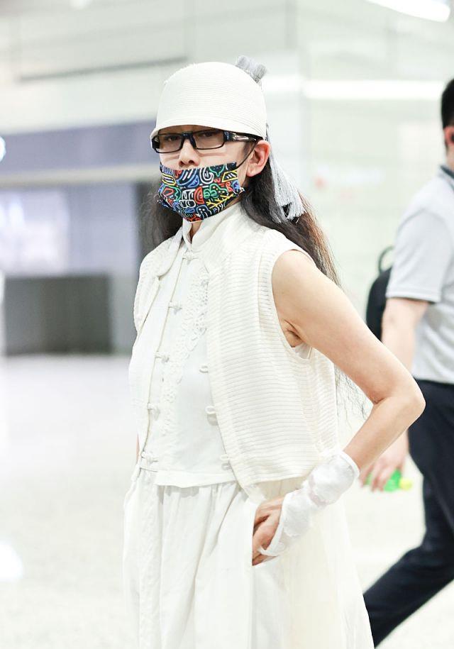 辰雪聊时尚|学杨丽萍穿“民族风”服饰,全白造型干净、清爽却不单调,好漂亮