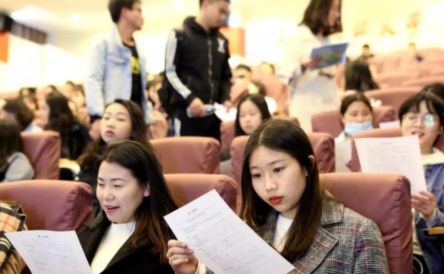 陈官凤说情感|学费2万的“三本”和学费5千的大专,去哪个?聪明的学生都这么选