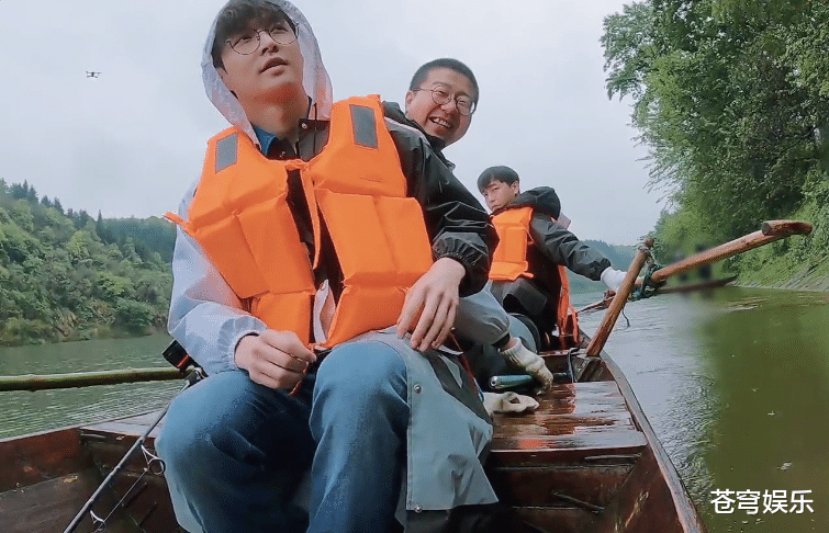 何炅|张子枫被落下无奈呆家里，黄磊说带她去划船，她下意识反应好圈粉