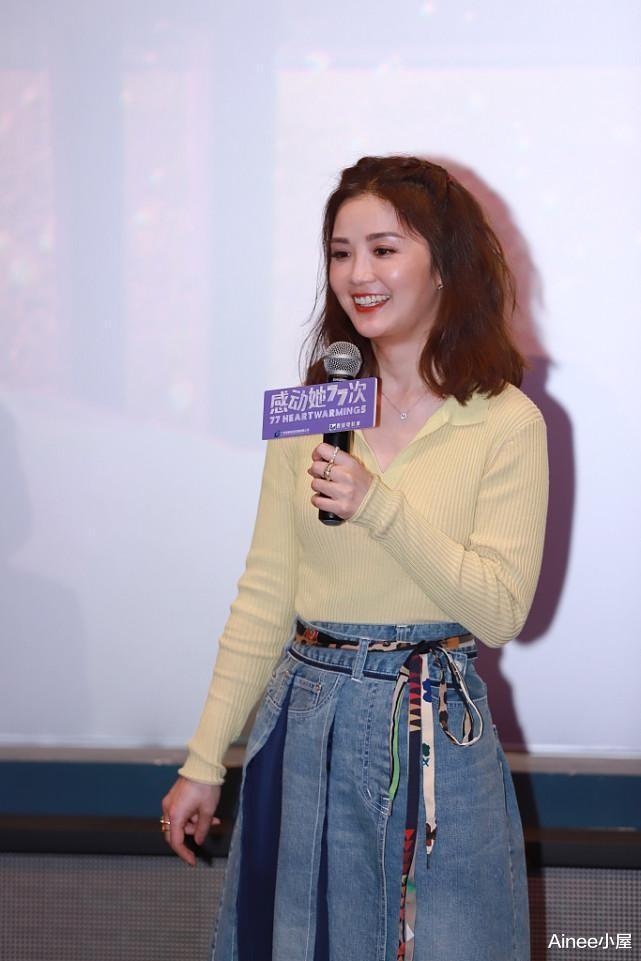 阿Sa|蔡卓妍的“婴儿肥”真耐看，针织衫配牛仔精致时髦，少女感不减