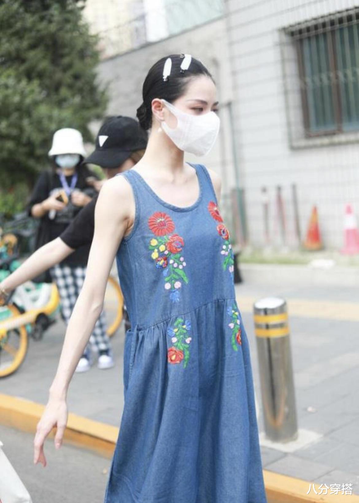 八分穿搭|C罗前女友身材真棒，身穿浅咖色裹身背心裙秀曼妙身姿，高挑有型