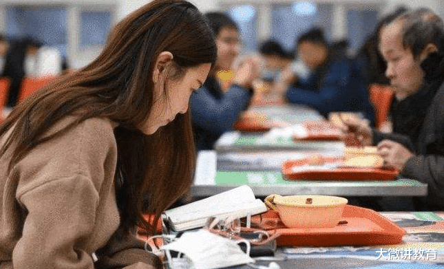 大学生|苦读本科四年，却沦为“家里蹲”，父母感叹不如不供他上大学了