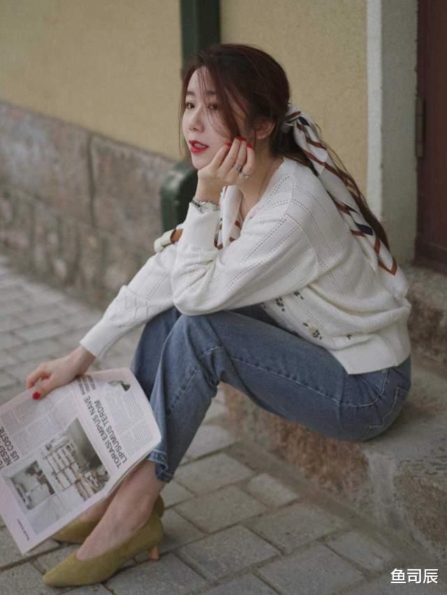 鱼司辰|秋天不穿裙子也很浪漫，针织开始搭配牛仔裤优雅大气，高级时髦