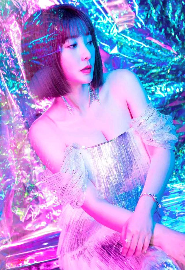 柳岩|柳岩换短发造型差点认不出，依然是那么性感