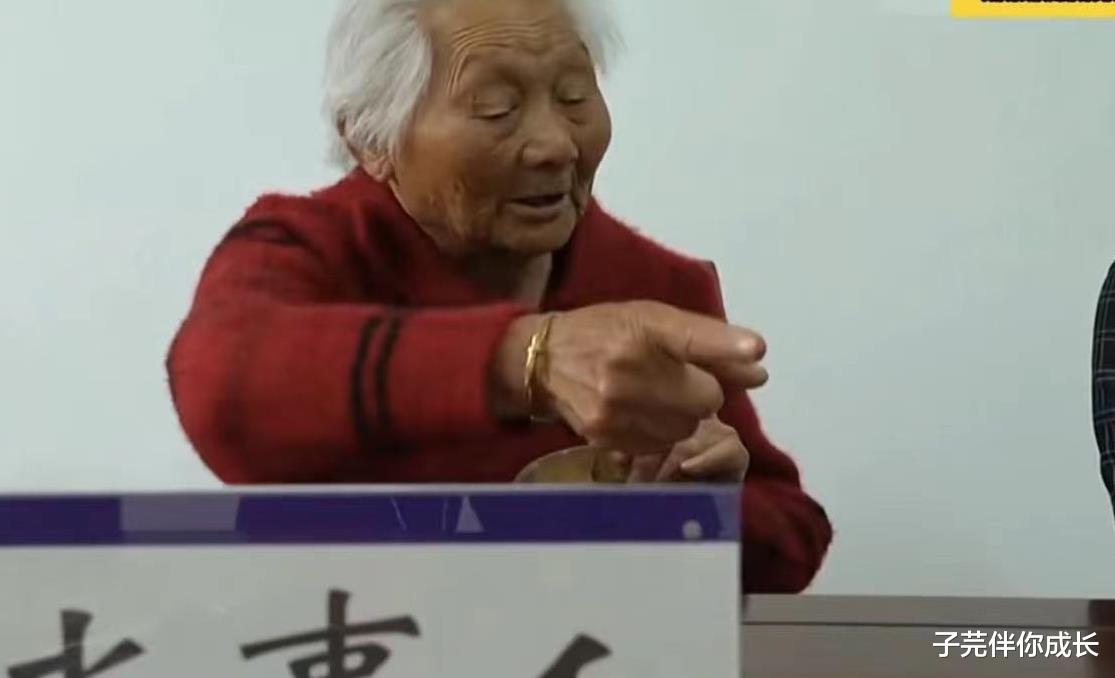 子芫伴你成长|93岁老太无家可归，要求孙子赡养每月给370元，孙子：坚决不养