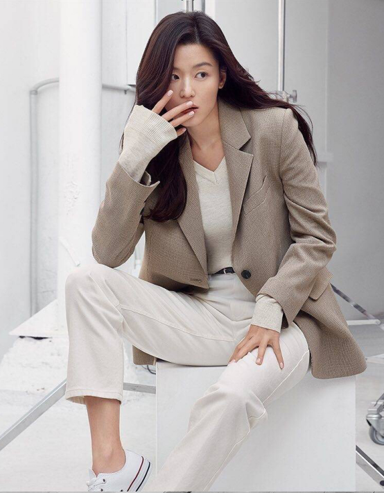 穿衣搭配|全智贤剪短发颜值大打折扣,冻龄女神变阿姨,好在知性穿搭撑得住