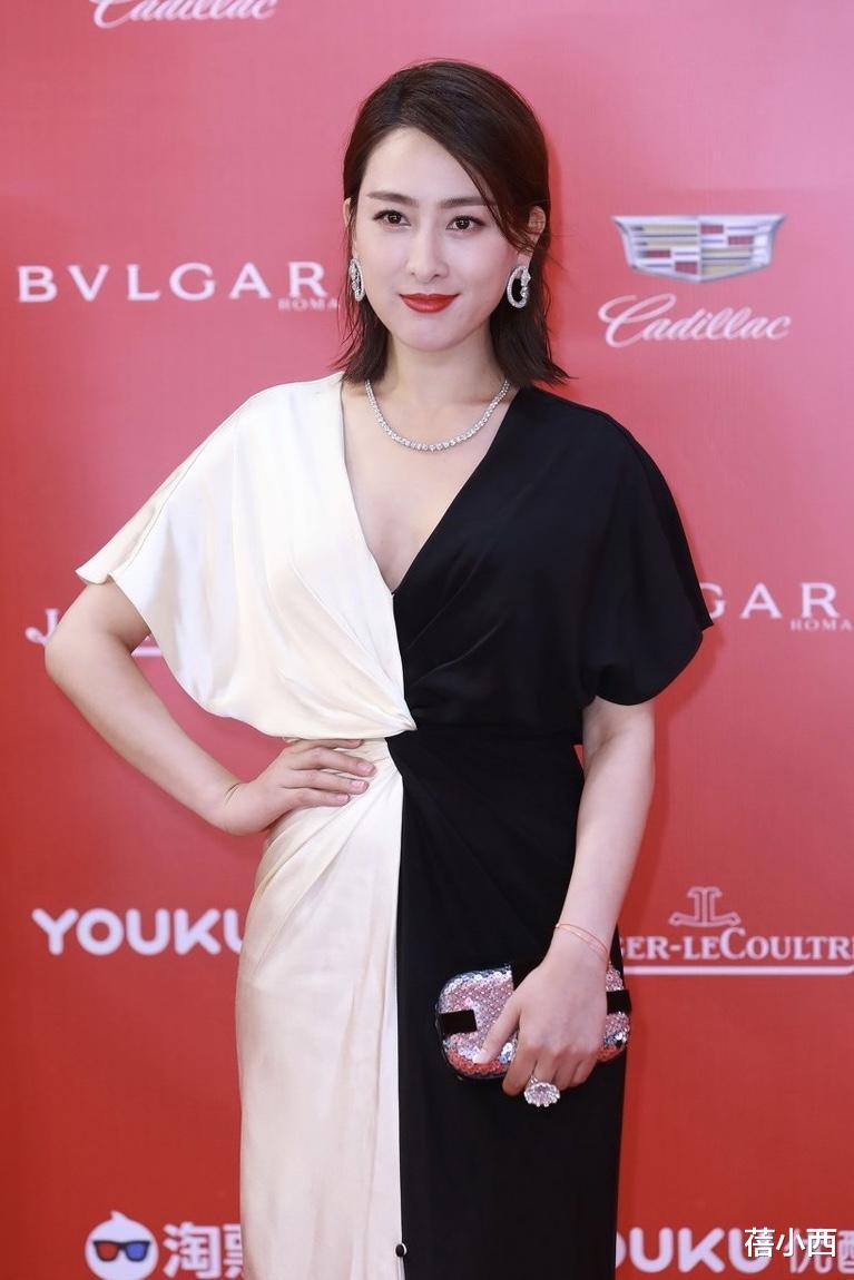 马苏|“马苏”穿黑白拼色连衣裙好优雅,剪了短发也毫不逊色,气场全开