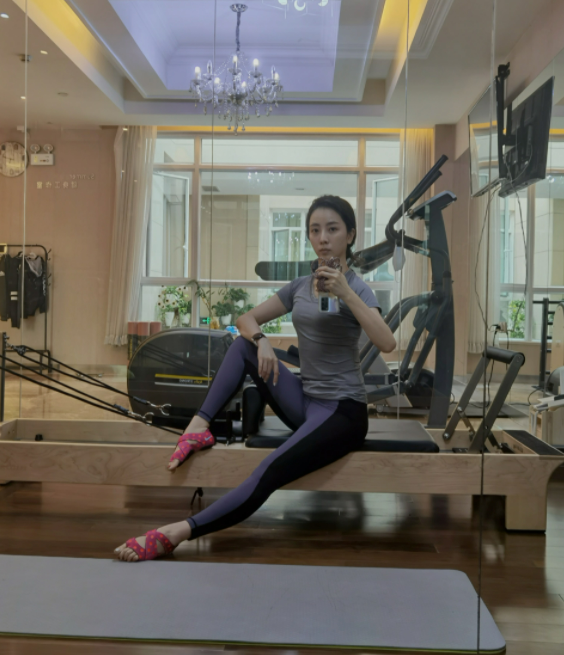 李思思|央视女主持李思思晒工作晚餐！仅一小袋胡萝卜，大口生嚼一脸享受