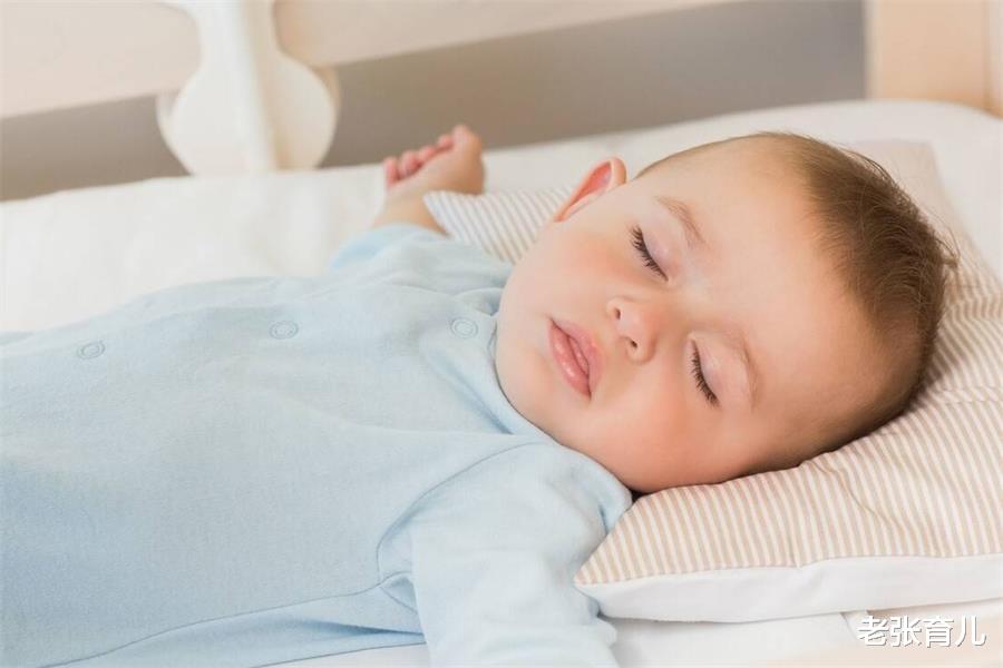老张育儿|宝宝何时用枕头好？读懂这些“信号”很重要，宝妈们不妨看看