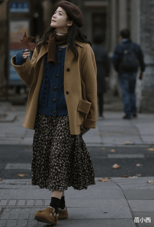 蓓小西 “大衣+碎花裙”今年最火cp,优雅又温柔,爱美的小姐姐都穿上了