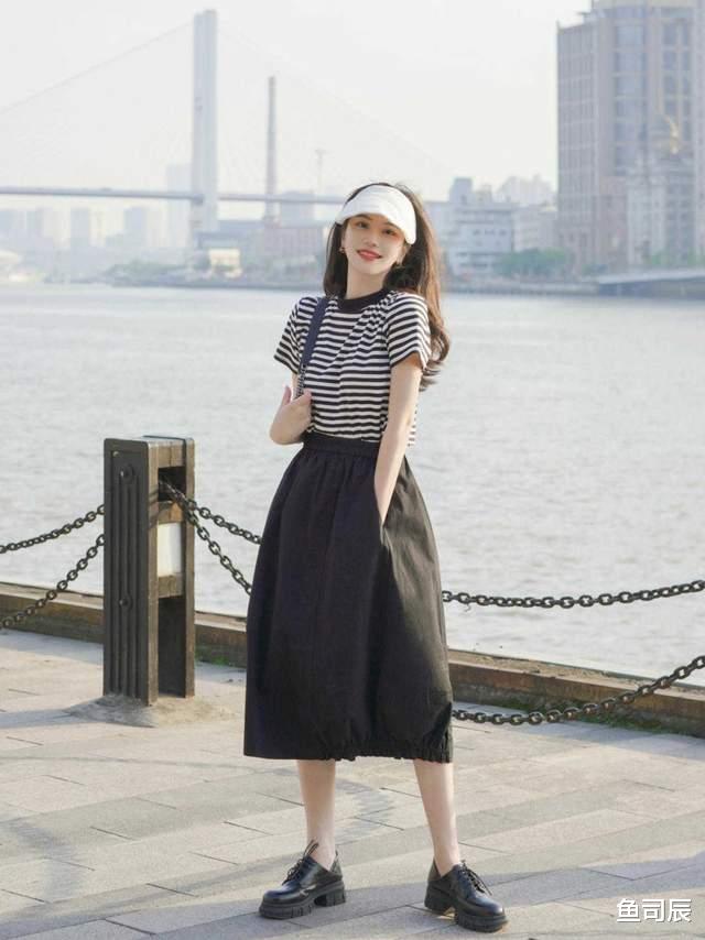 鱼司辰|简单基础款如何穿出高级感?条纹T恤搭配黑色半身裙,简约又洋气