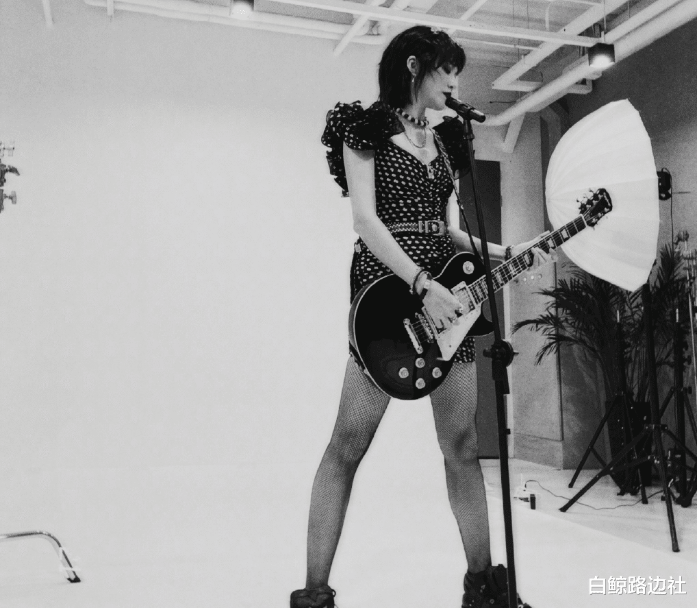 张钧甯|42岁姚晨新剧路透曝光！化烟熏妆气质大变，对男演员撇嘴皱纹明显