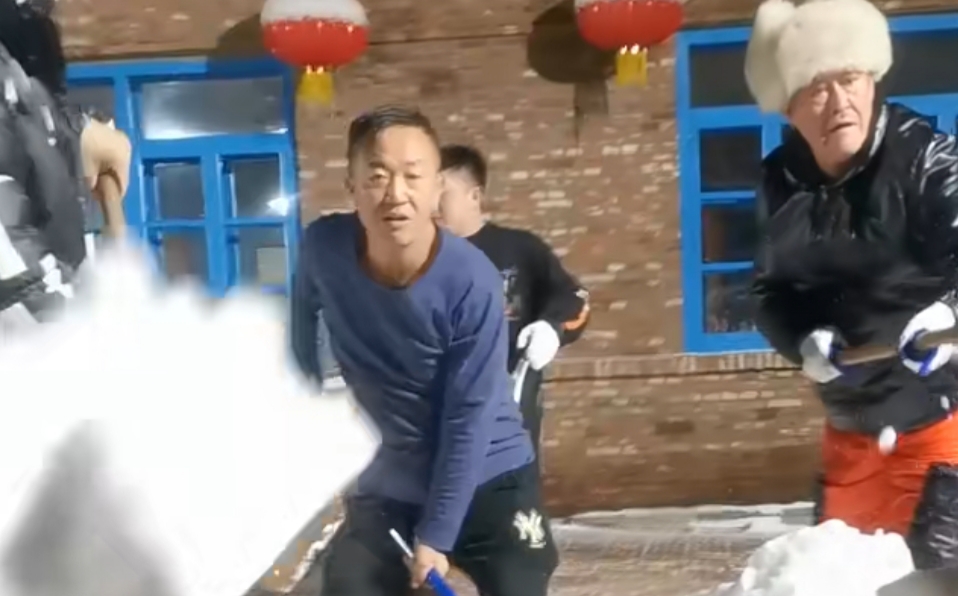 范冰冰|赵本山凌晨四点和徒弟扫雪，女儿在直播中炫富，父女口碑两极分化