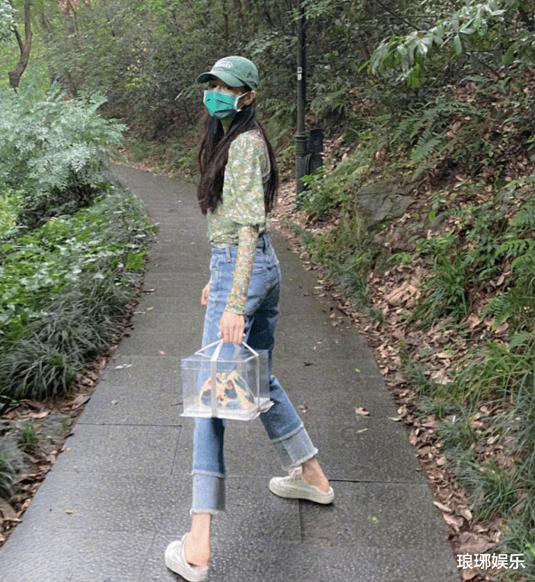 教练|29岁迪丽热巴晒旅游照，穿牛仔裤展现身材，戴上口罩后还能这么美