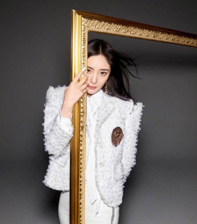 杨幂|杨幂离婚后这么不羁？穿着女儿裤子出行，轻松秀出圈内最细美腿