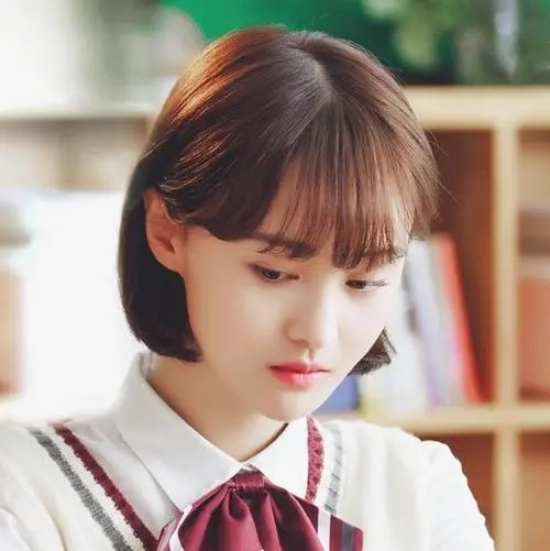 郑爽|?郑爽爸爸现身街头愁容满面，频刷手机疑为女儿担心，背景图好讽刺