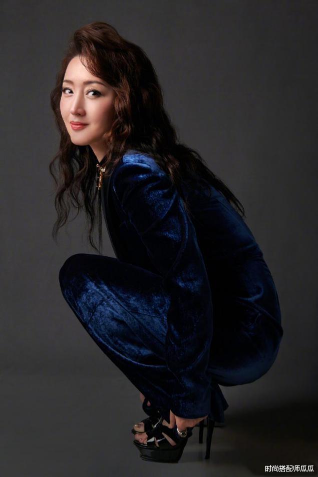 穿衣搭配|杨钰莹这次真不太美，“奶奶造型”压气质又沉闷，看着老十岁不止