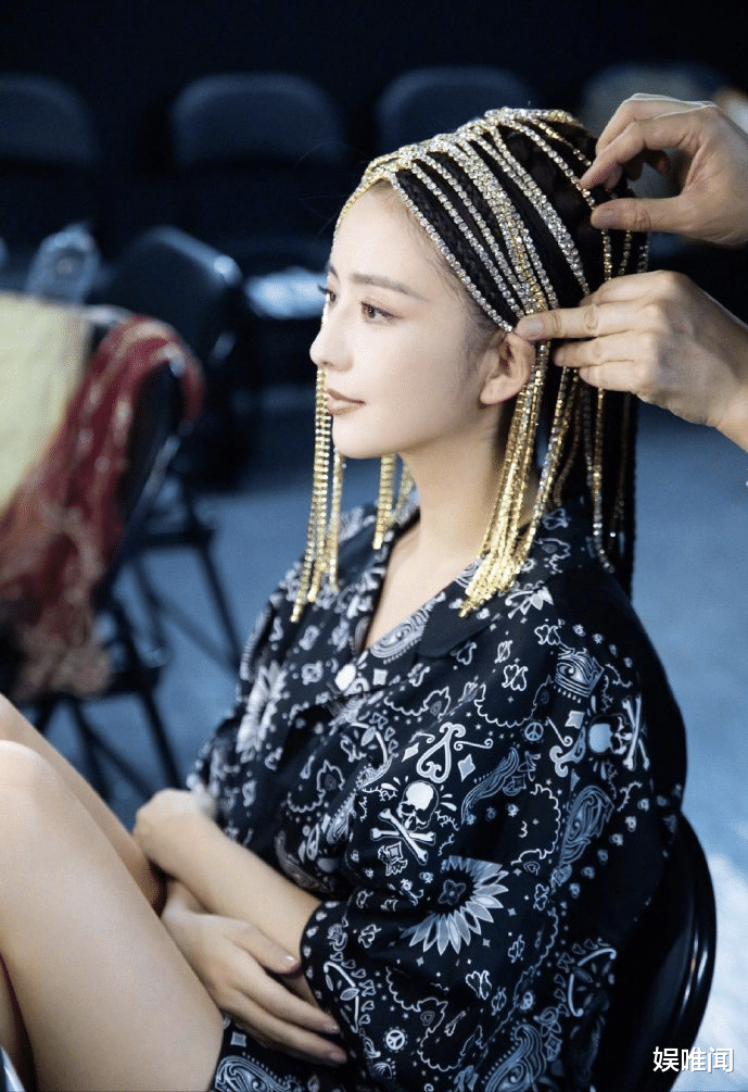 陈建斌|佟丽娅新综艺首播，搭档两位90后女星却不显年龄感，离婚后状态好