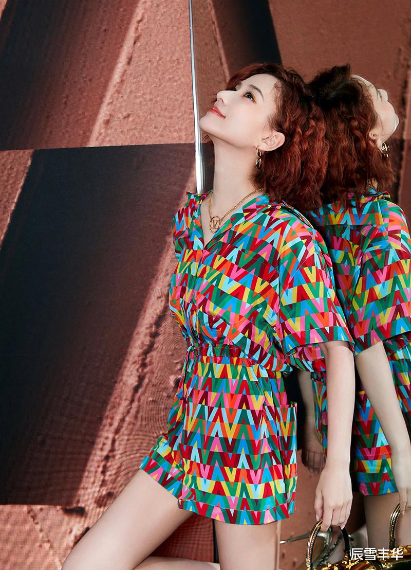 辰雪丰华 何超莲真是穿搭高手，复古红发配彩色连体短裤，活力满满又知性