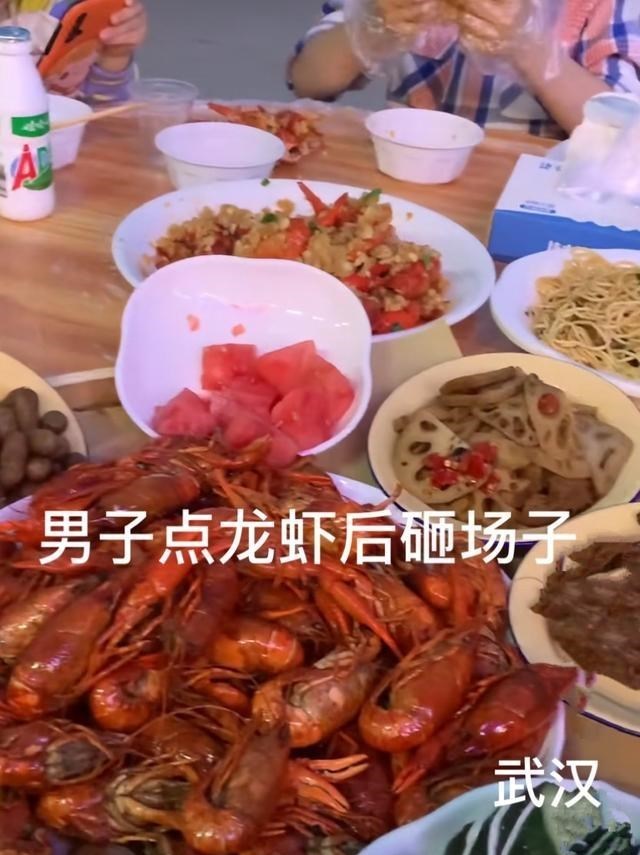 华仔体育说 武汉男子吃小龙虾后“砸场子”:为何不拆虾线?店家:本来就不拆