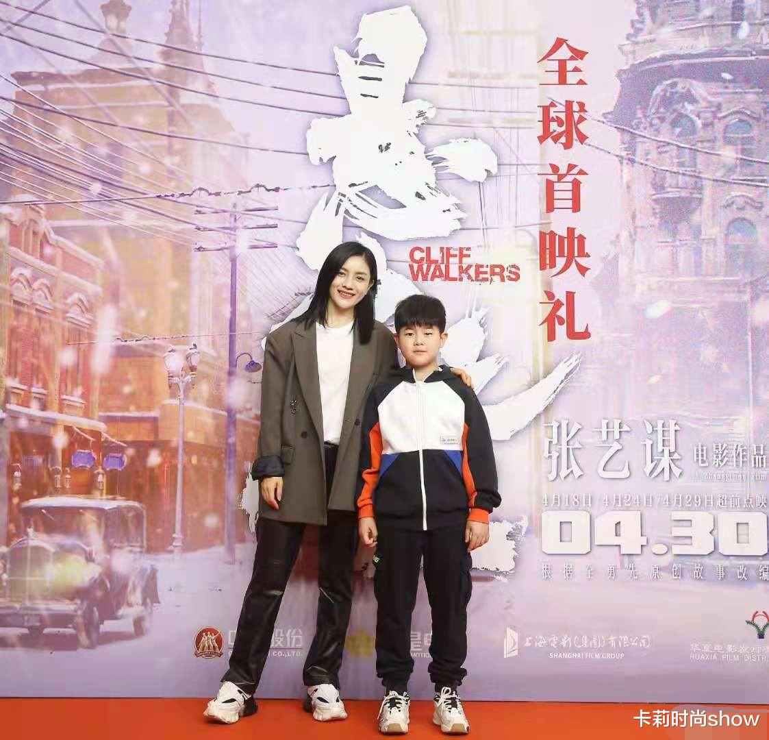 卡莉时尚show|明星也是普通人，胡可虽然穿着减龄很年轻，但整体状态却有点显老