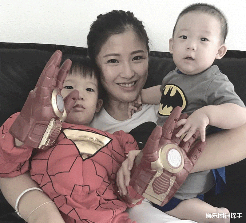 董洁|洪金宝2个孙子长大了，6岁小孙子帅气有型，8岁大孙子却让人心疼