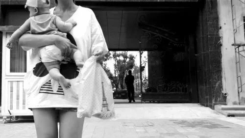 交易 人乳交易乱象曝光：1500元可躺奶妈怀里喝奶，套餐服务三观尽碎