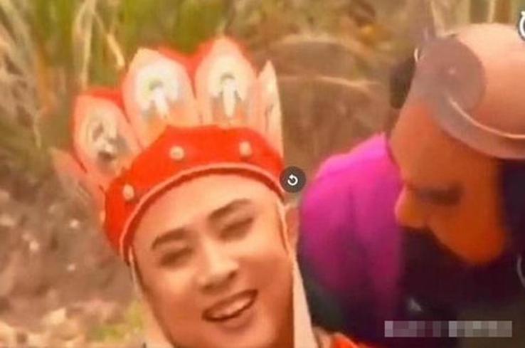 穿帮镜头|影视剧中的穿帮镜头，笑到我肚子痛，网友：有一种想打导演的冲动