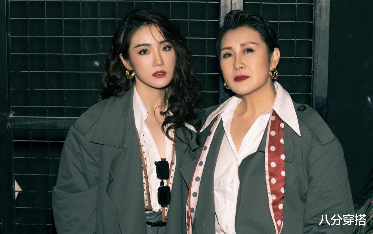 八分穿搭|张凯丽58岁还是那么洋气,黑色印花T恤配皮衣飒爽霸气,潇洒利落