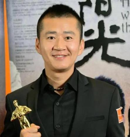 李嘉明|他出演过多部经典，却被拖欠片酬，父亲患癌等钱救命竟不敢说