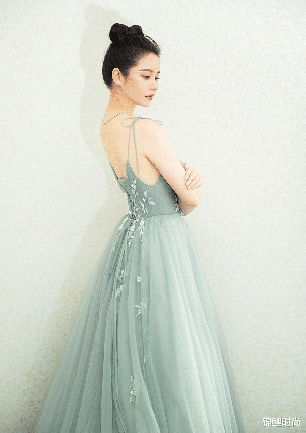 锦鲤时尚|邱意浓穿得好清凉，上身拼接“龙须”抢镜，美腿透过薄纱朦胧可见