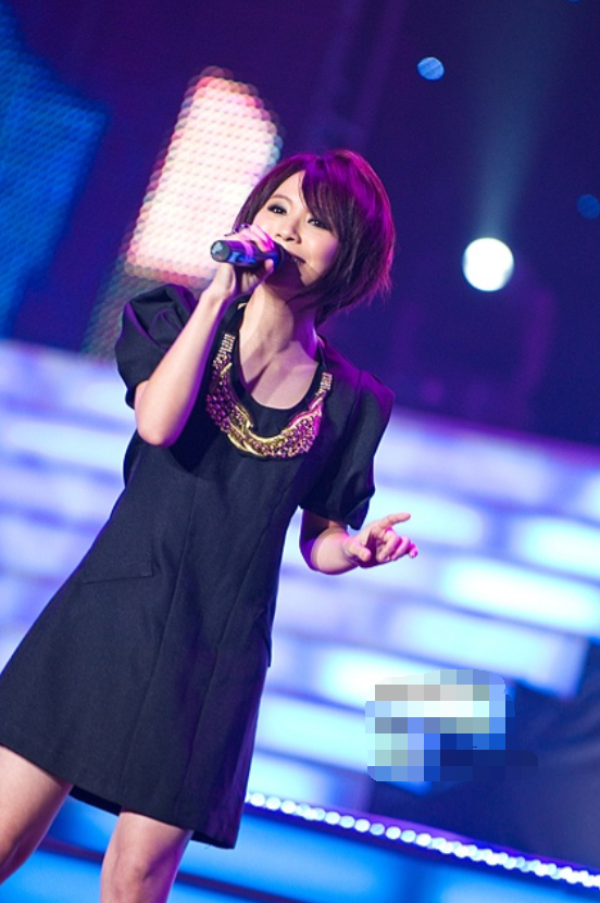 黄雅莉|黄雅莉，是个典型的湖南伢子，她老公壮实，长相帅气，颜值也不低