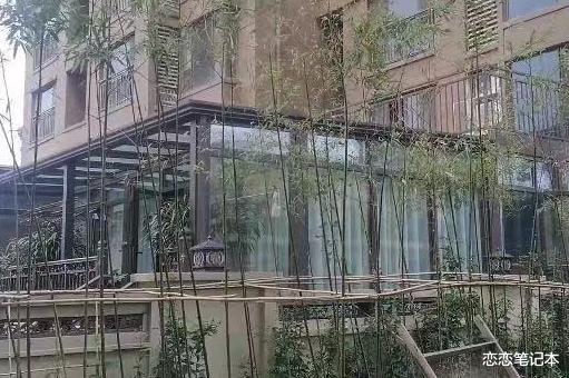 洛阳 洛阳一小区奇特一幕，一楼院里搭棚，二楼棚顶修“空中花园”