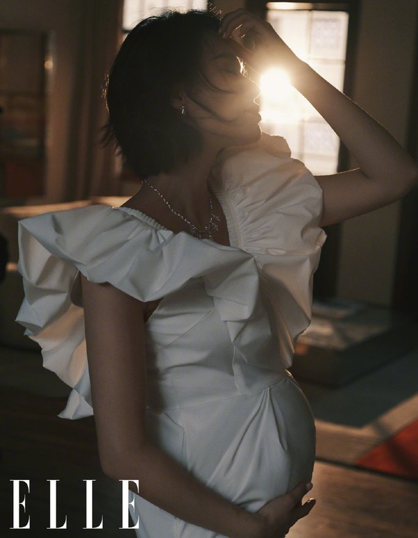 胡杏儿|胡杏儿太拼了，挺7月大孕肚拍杂志，短发利落真有“女强人”感觉