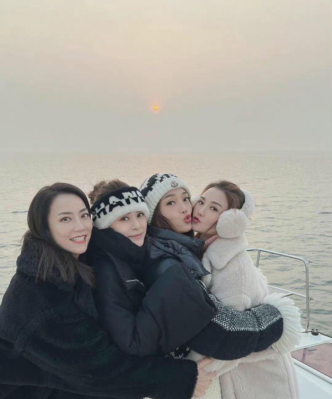 霍汶希|霍汶希穿西装也太飒了！时尚干练还帅气，与Twins同框气场也不输